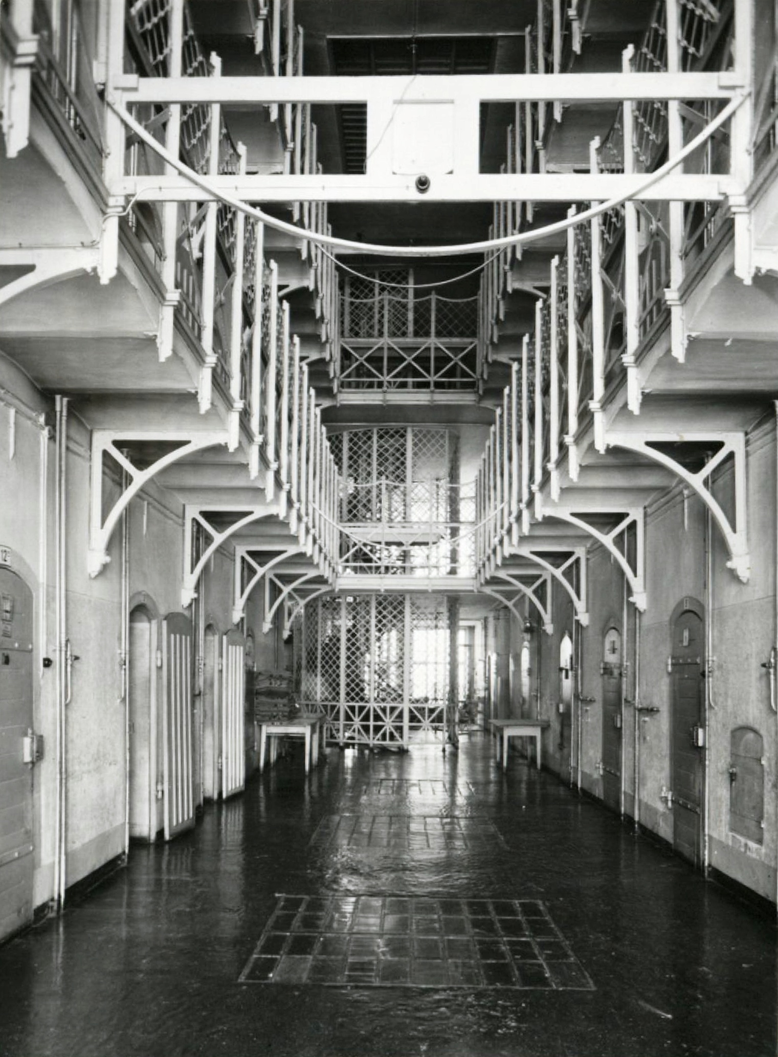 Das Foto zeigt das Innere eines dreistöckingen Gefängnistraktes.