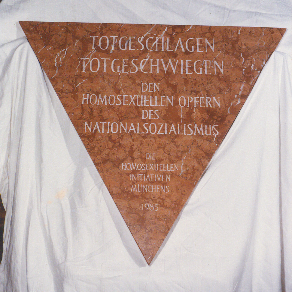 Das Foto zeigt den Gedenkstein für die homosexuellen Opfer des Nationalsozialismus in Dachau mit der Aufschrift: Totgeschlagen Totgeschwiegen - Den Homosexuellen Opfern des Nationalsozialismus - Die Homosexuellen Initiativen Münchens 1985.