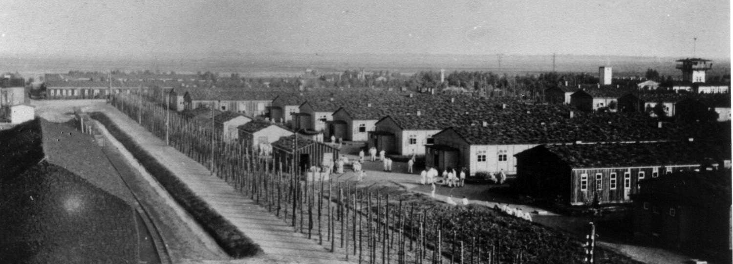Das Bild zeigt eine Barackenreihe des Konzentrationslagers Neusustrum.